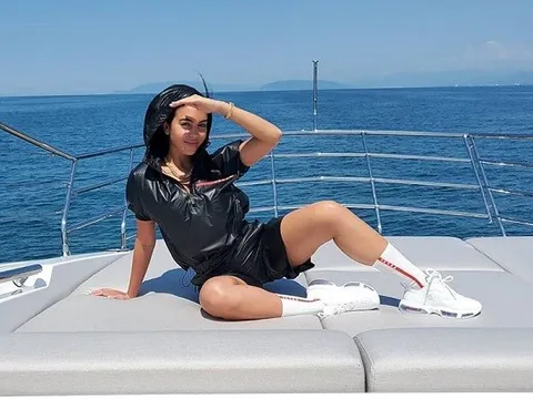 Hôn thê của Ronaldo mang 'cây' hàng hiệu, thả dáng trên du thuyền