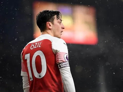 Góc Arsenal: Emery phải làm gì để 'giải cứu' Ozil khỏi bóng tối?