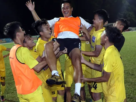 Khoảnh khắc lung linh thầy trò Mai Xuân Hợp vào chung kết U17 Quốc gia