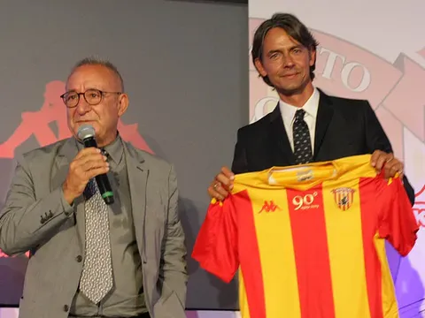 Huyền thoại AC Milan rạng ngời trong ngày ra mắt đội bóng mới