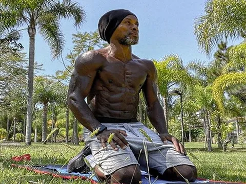 Huyền thoại Brazil chia sẻ "bí kíp" giúp body săn chắc ở tuổi 45