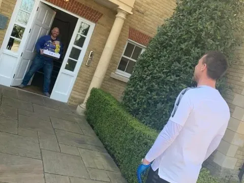 Huyền thoại Chelsea tự tay mang đồ ăn tới từng nhà người dân thành phố