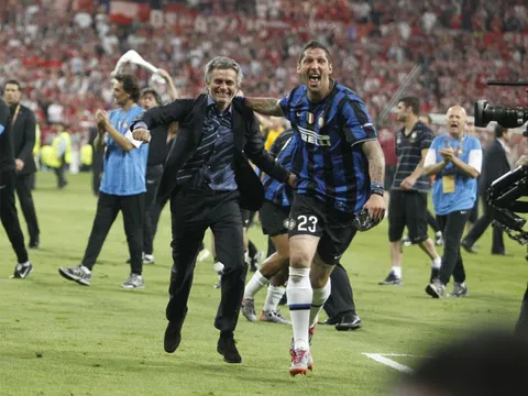 Huyền thoại Inter tiết lộ con người thật bên trong vẻ khô khan của Mourinho