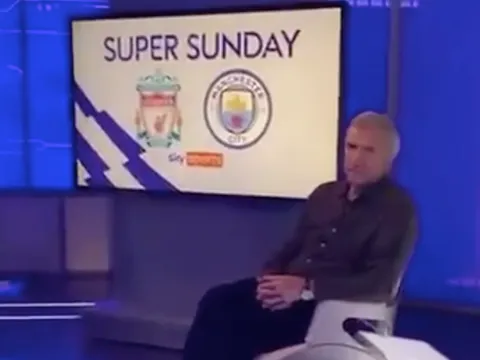Huyền thoại Liverpool bị cặp huyền thoại Manchester trêu chọc trên trường quay