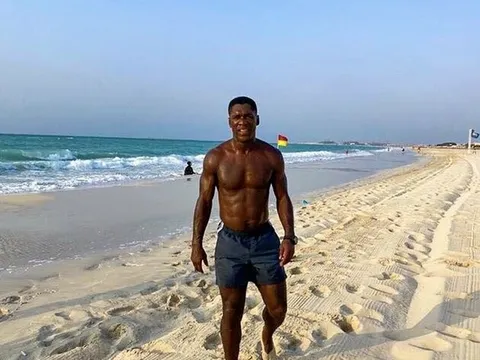 Huyền thoại Milan khoe cơ bắp săn chắc ở tuổi 44