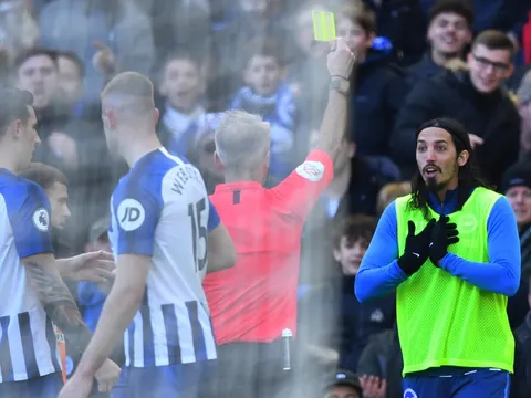 Hy hữu Premier League: Cầu thủ nhận thẻ vàng dù không ra sân