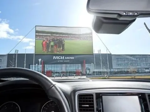 “Drive-in football”, giải pháp mới cho bóng đá thời COVID-19