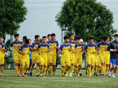 Tiết lộ lý do U23 Việt Nam chưa tập trên sân cỏ nhân tạo