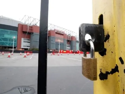 Đang lo lắng vì COVID-19, Premier League bất ngờ nhận được tin vui