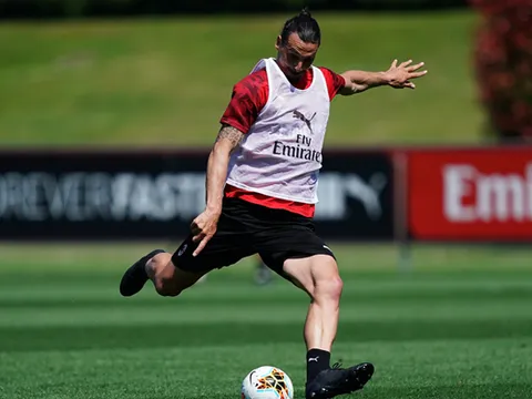 Ibrahimovic để lộ cơ bụng săn chắc trên sân tập của AC Milan