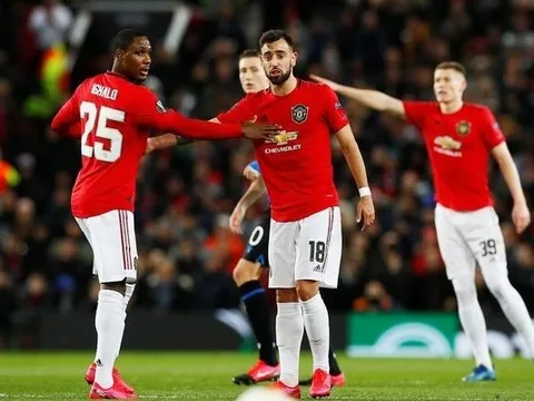 Man Utd hờ hững, "nạn nhân của Cavani" khăn gói rời Old Trafford?