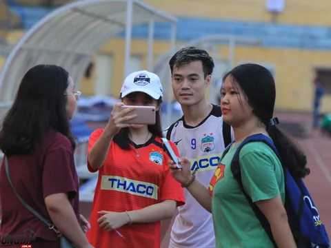 Văn Toàn, Xuân Trường, Văn Thanh bị cổ động viên "vây hết đường về"