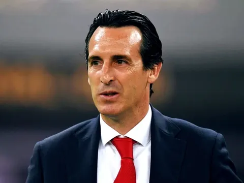 "Arsenal đang được Unai Wenger dẫn dắt, ông ấy cần phải thay đổi"