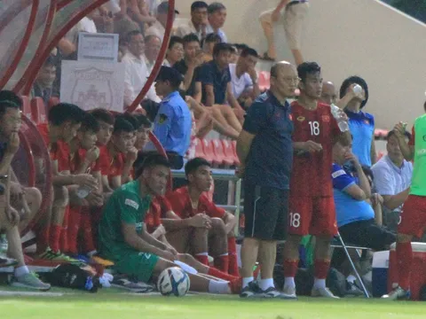 "Bất bình" với học trò, thầy Park lao xuống sân trực tiếp chỉ đạo U22 Việt Nam