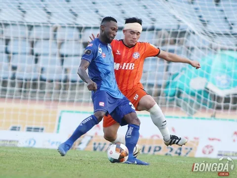 Tiến Dụng đổ máu, đá như "lên thần" khiến Samson tắt điện