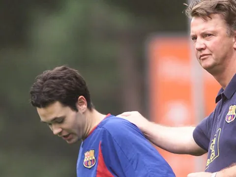 Iniesta: 'Ông ấy là một HLV rất quan trọng với tôi, người cho tôi ra mắt Barca'