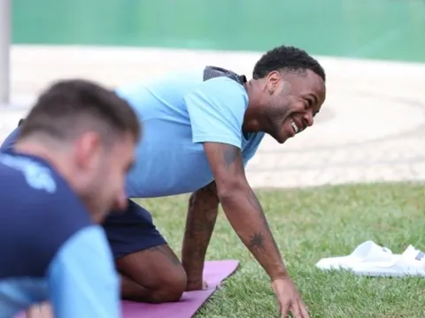 Trước tứ kết, dàn sao Man City luyện môn lạ trong resort cao cấp