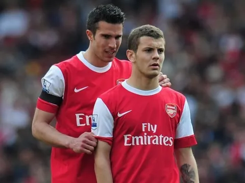 Jack Wilshere phản ứng ra sao khi Van Persie đến Man Utd?