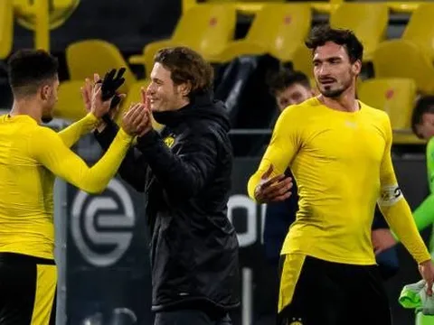 Jadon Sancho bỏ lỡ không tưởng, rồi 'hành hạ' đối phương đến khổ sở