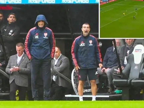 Khiến Emery 'phát rồ' sau một pha bóng, sao mai Arsenal nói gì?