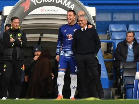 'Mourinho nói sẽ chi 100 triệu bảng mua trung vệ nếu tôi cứ như vậy'