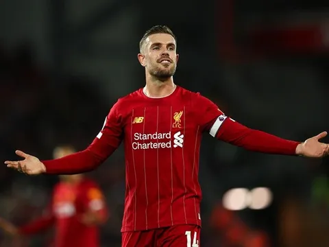 XONG! Giúp đội nhà vô địch, thủ quân Liverpool được vinh danh