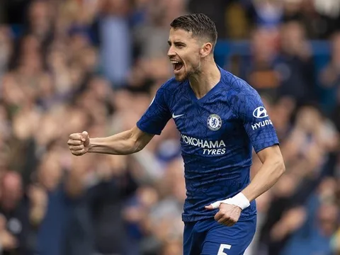 Lộ sự thật gây sốc giữa Sarri và Jorginho, Chelsea hưởng lợi