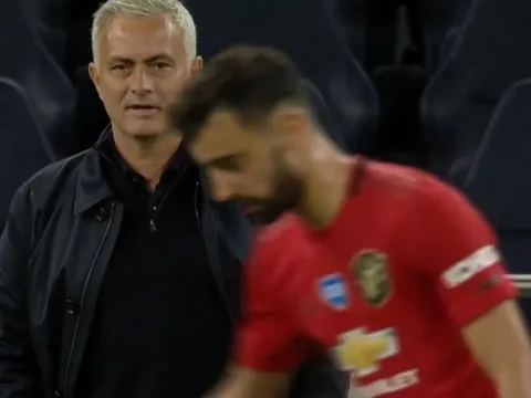 Vừa làm 1 điều với Bruno Fernandes, Mourinho lập tức mỉm cười