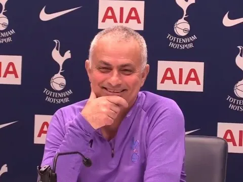 'Bom tấn' Tottenham 'lười nhớt thây', Mourinho phản ứng gây choáng