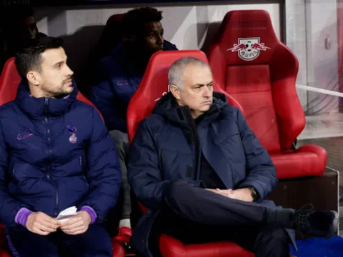 Jose Mourinho và 50 sắc thái ở trận thua Leipzig: Thẫn thờ và bất lực