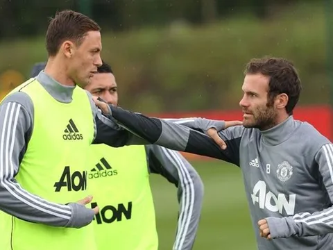 Nhàn rỗi giữa tâm dịch, 2 'anh đại' Man Utd 'bóc phốt' nhau cực mạnh