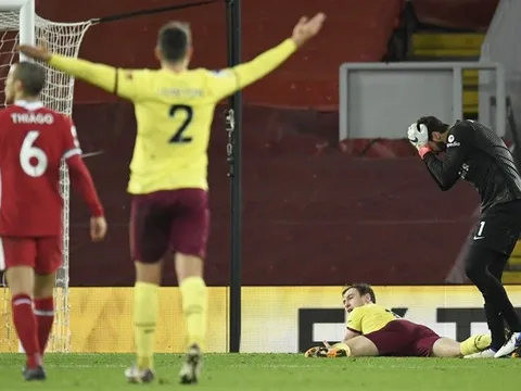 'Báo hại' Liverpool thất thủ, đây là lời Alisson nói với Jurgen Klopp