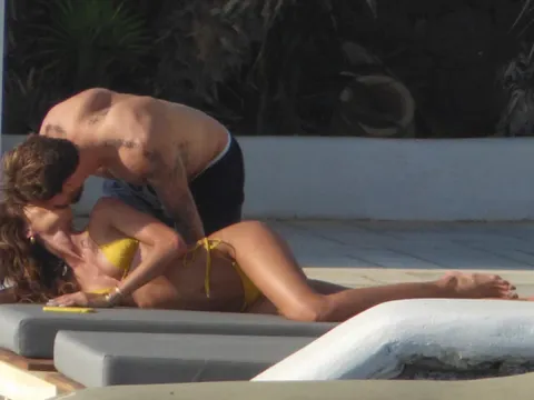 Kevin Trapp hôn thắm thiết người đẹp "Victoria Secret" ở vùng đất thần thoại