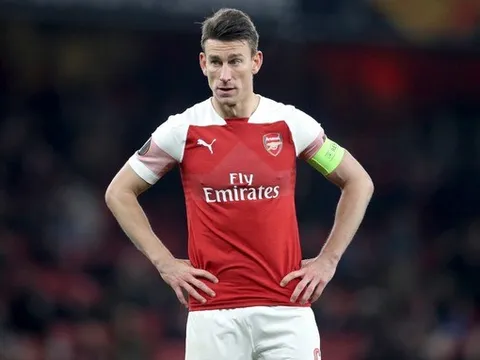 Khiến CĐV Arsenal nổi giận, Koscielny chuộc lỗi bằng những lời "đẫm nước mắt"