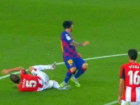 Khiến đối thủ nằm quằn quại, Messi vẫn may mắn thoát thẻ phạt