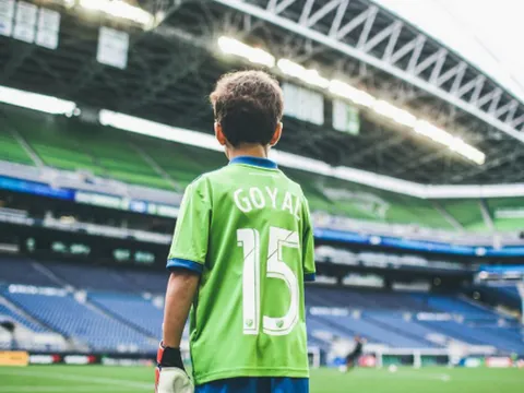 Khoảnh khắc cảm động, cậu bé 8 tuổi bước ra sân đối đầu Dortmund