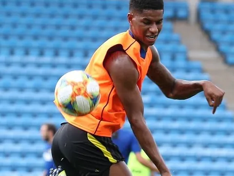 Khống chế bóng điệu nghệ, Rashford khiến cả đội trầm trồ