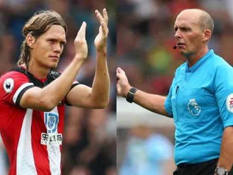 Không chỉ Man United, trọng tài Mike Dean cũng là nạn nhân của Vestergaard