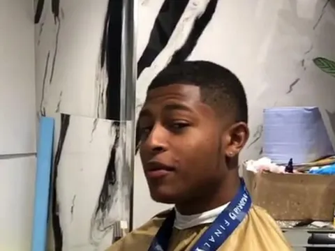 Không nỡ rời xa, sao trẻ Liverpool mang huy chương Champions League đi cắt tóc