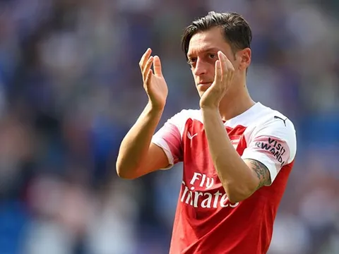 Không thể ra sân, Mesut Oezil vẫn 'đóng góp' cho Arsenal bằng cách khác