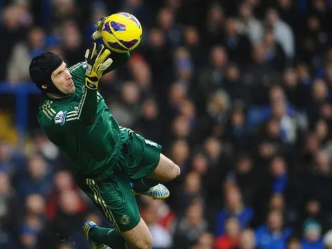 Khủng hoảng trong khung gỗ, Chelsea cầu cứu Petr Cech