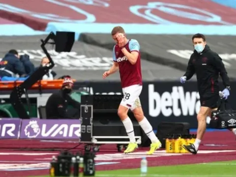 Khuôn mặt đẫm máu, sao West Ham vẫn cười toe toét