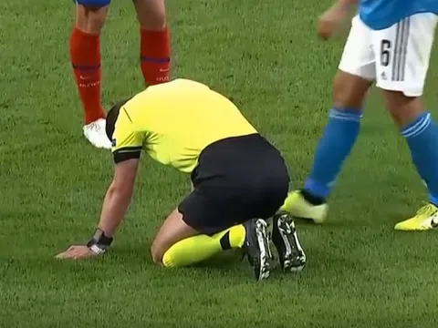 Khuôn mặt đáng thương, trọng tài trận Atletico vs Juve gục ngã trên thảm cỏ