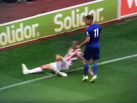 Kinh hoàng! 'Máy chém' Shawcross chấn thương giống hệt cách Ramsey từng bị