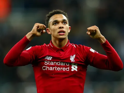 Klopp: "Làm sao Alexander-Arnold thi đấu cho Liverpool mà không phải cậu?"