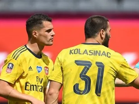 Kolasinac mắc lỗi, Xhaka lập tức làm 1 điều sau trận