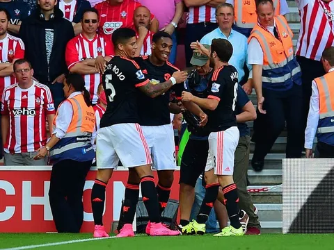 Kỷ lục 16 năm của Man Utd sẽ mất vì hàng thủ?