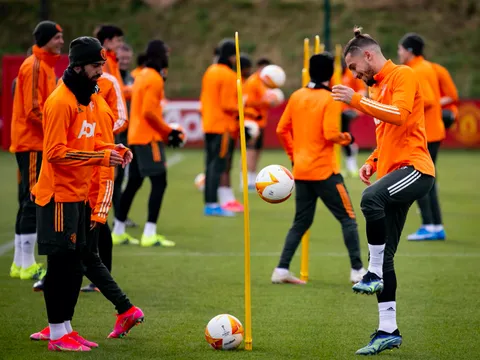 Ký xong HĐ mới, "ngọc quý" tươi rói trên sân tập Man Utd