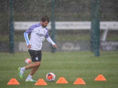 'Kẻ nổi loạn' Man City xuất hiện, Pep Guardiola đeo khẩu trang và bao tay chỉ đạo