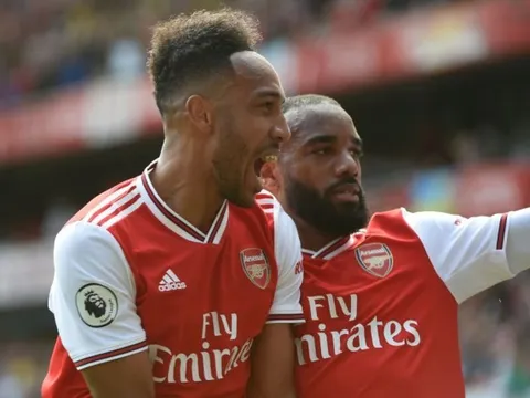 Lacazette "giúp" Arsenal trói chân Aubameyang bằng 1 hành động